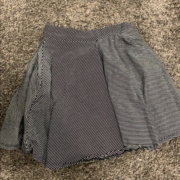 Black and white skirt - Picture 1 of 1